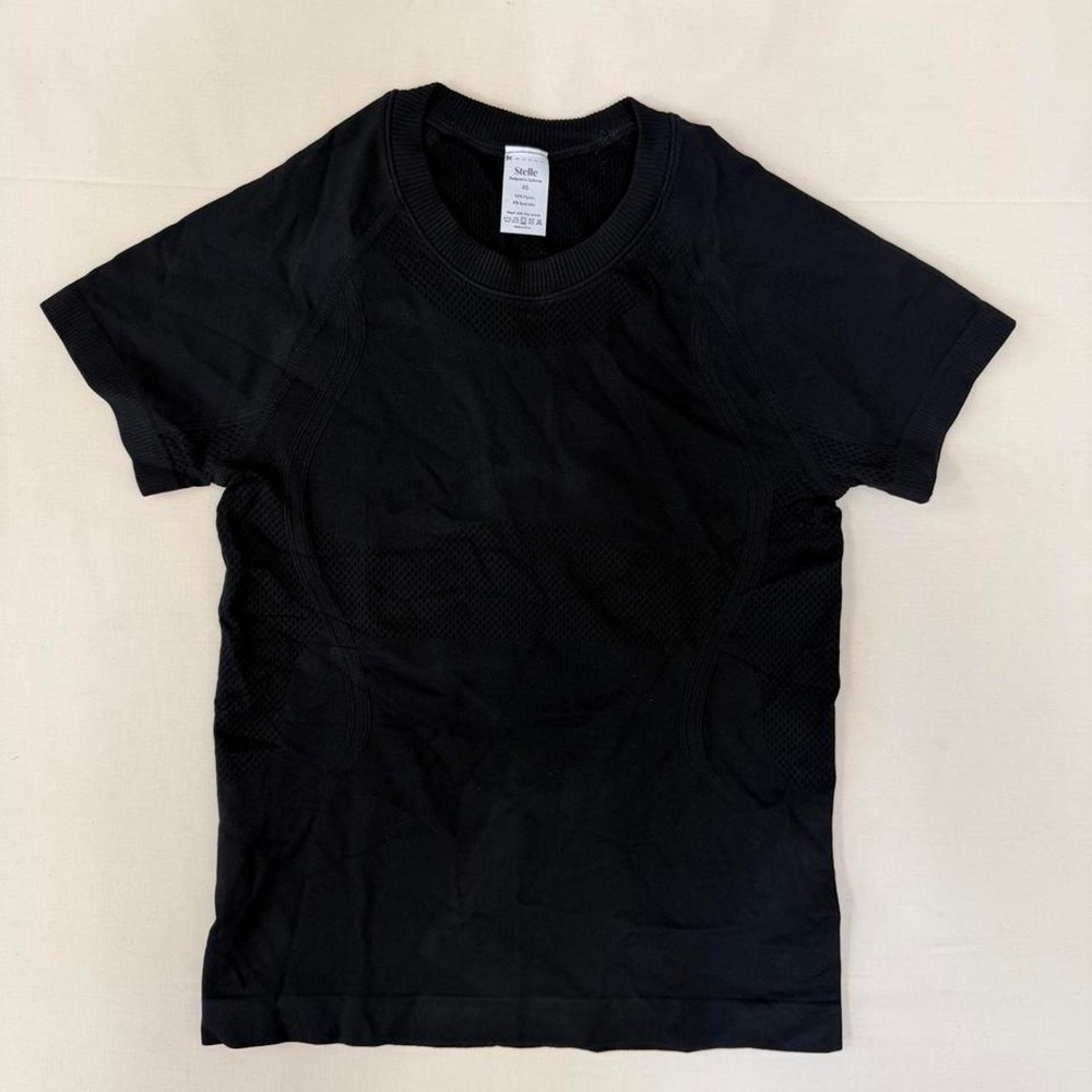 Black seamless athletic top by Stelle‎